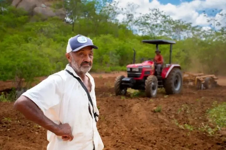 Prefeitura da Prata segue com programa de aração de terra e reforça apoio ao homem do campo Prefeitura da Prata segue com programa de aração de terra e reforça apoio ao homem do campo
