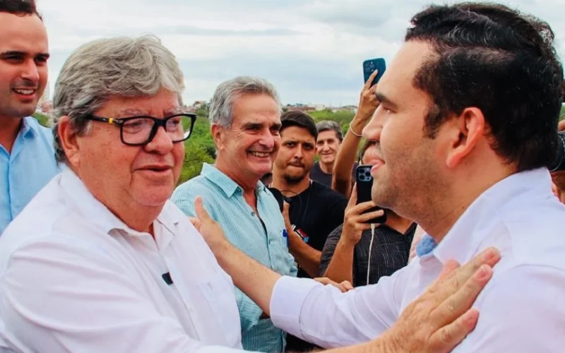 João Azevêdo nega conversa com Jhony Bezerra após saída do PSB e afirma não guardar mágoa