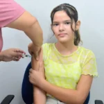 Vacinação contra a dengue para público de 10 a 14 anos começa nesta segunda-feira (9)