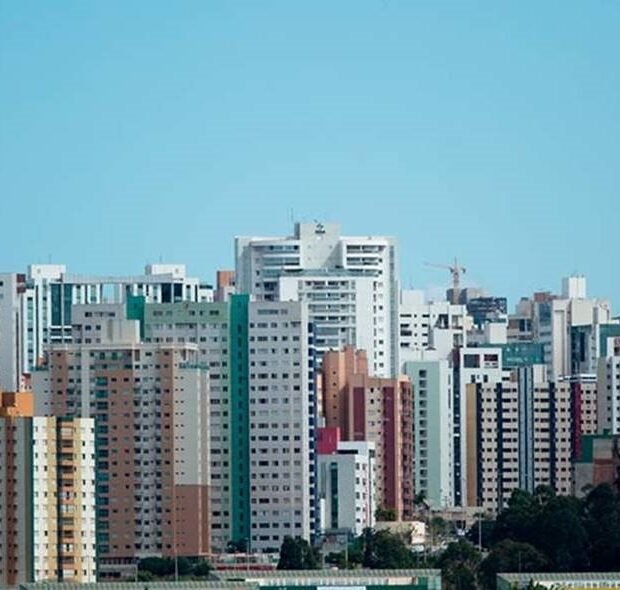 Pobreza nas Metrópoles Brasileiras Cai ao Menor Nível da Série Histórica, Mas Desigualdade Aumenta