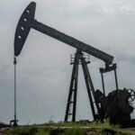 Petróleo fecha em direções opostas após acordo EUA-Irã e aumento no tráfego em Ormuz